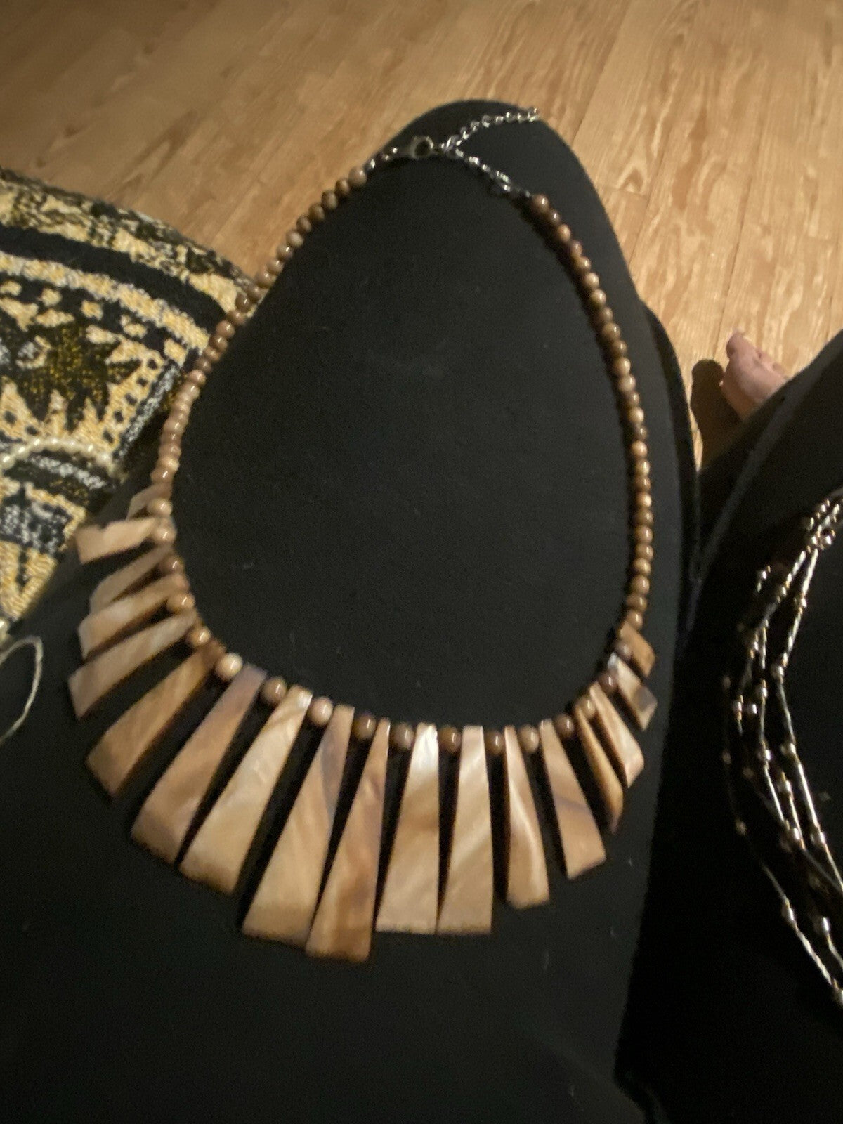 18" Erica Lyons Graduated shell chip and bead necklace Abalone Mother of Pearl