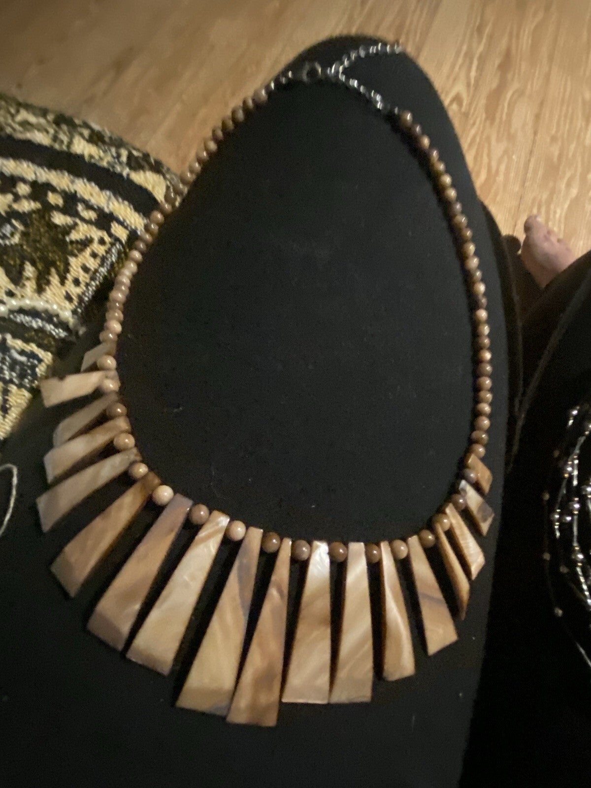 18" Erica Lyons Graduated shell chip and bead necklace Abalone Mother of Pearl